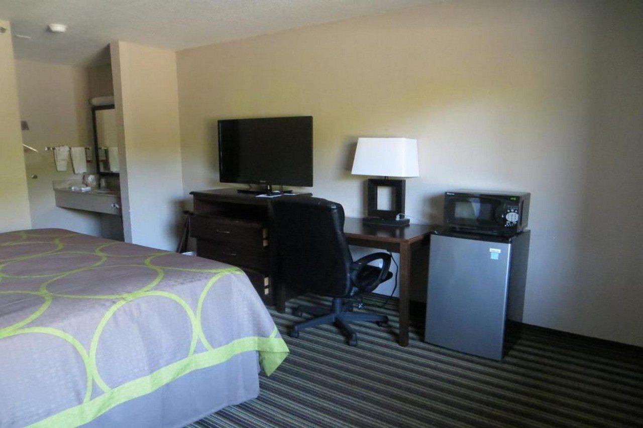 Super 8 By Wyndham Fort Myers Exterior photo