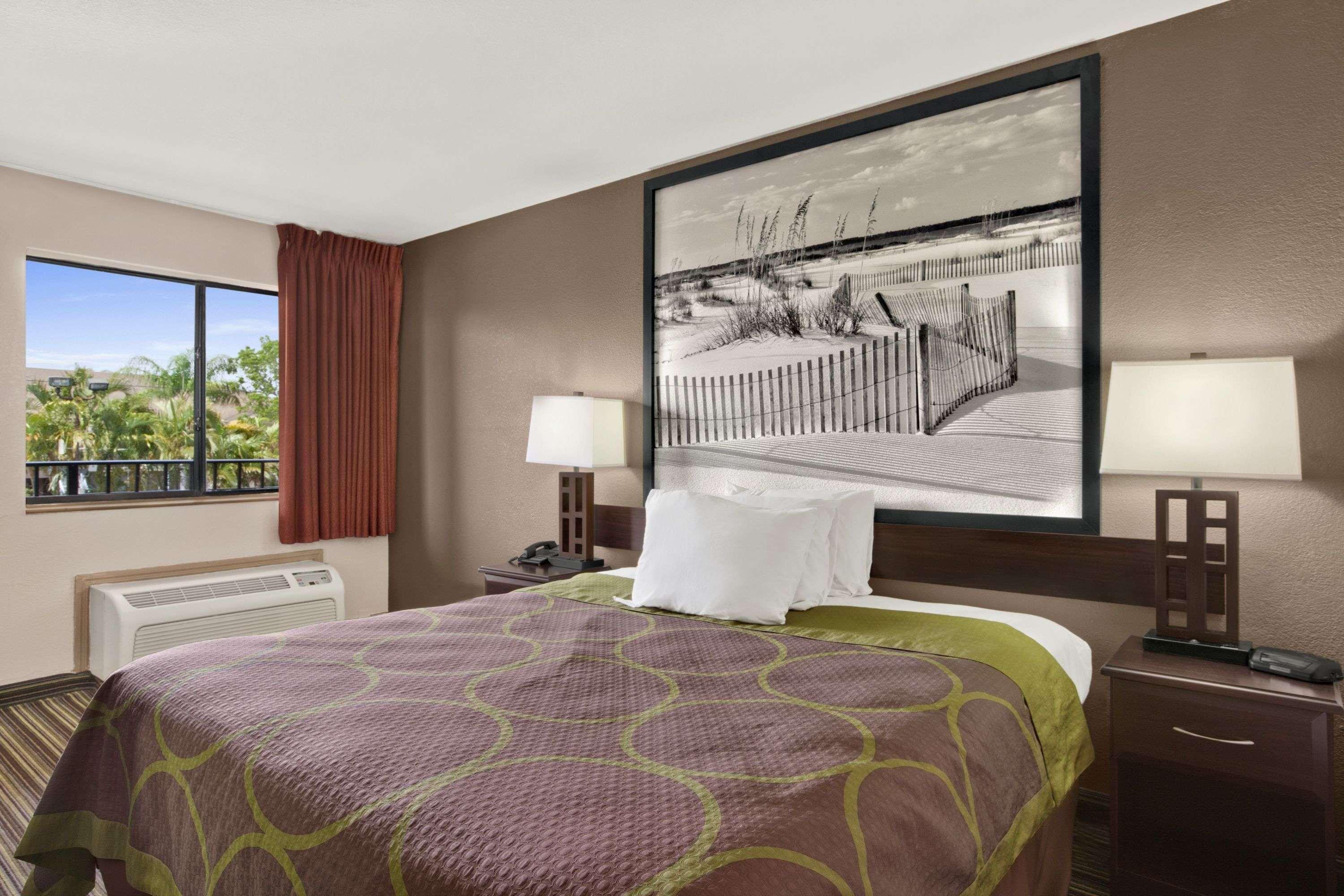 Super 8 By Wyndham Fort Myers Exterior photo