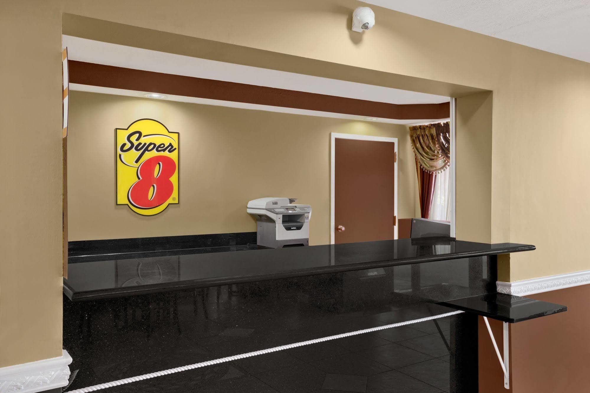 Super 8 By Wyndham Fort Myers Exterior photo